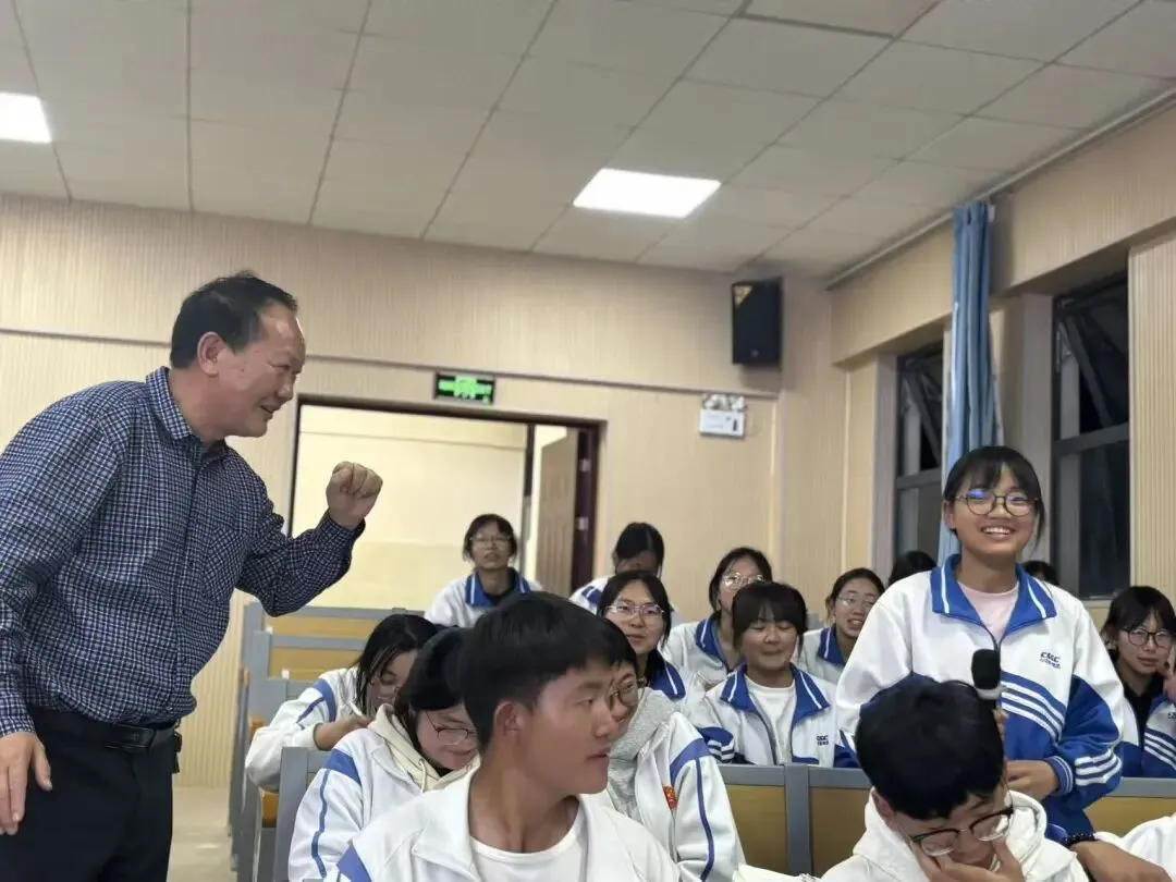 精准把脉,赋能中考——鹤庆二中举办中考语文作文专题讲座 第21张 精准把脉,赋能中考——鹤庆二中举办中考语文作文专题讲座 第21张