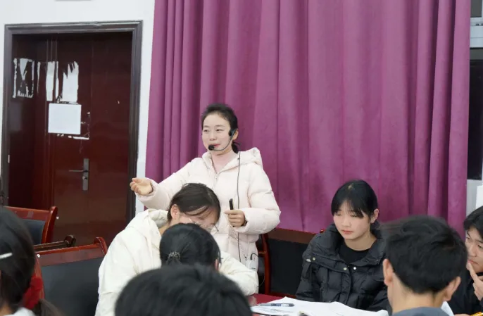 聚智研备明方向 凝心聚力备中考——利川市2026年初中道德与法治复习教学研讨会活动纪实 第6张 聚智研备明方向 凝心聚力备中考——利川市2026年初中道德与法治复习教学研讨会活动纪实 第6张
