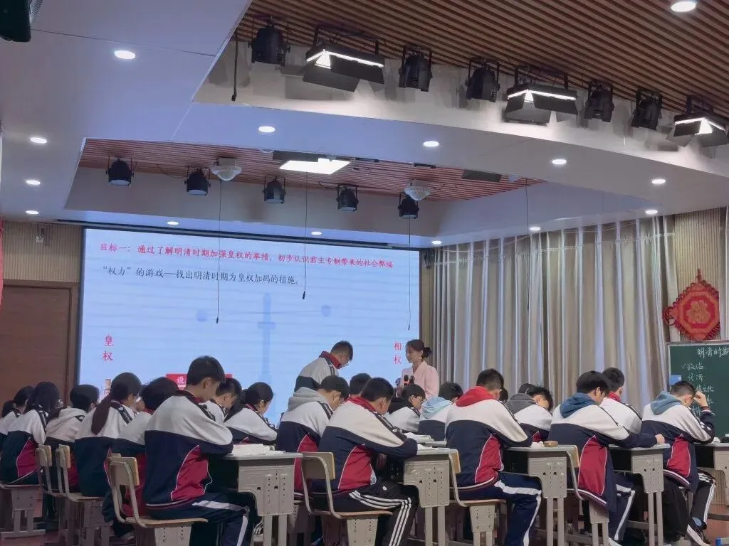 【弘毅头条】聚焦新中考,深耕“壮腰”路——岳阳市初中“壮腰工程”推进暨2026年历史学科复习备考研讨活动圆满落幕 第6张 【弘毅头条】聚焦新中考,深耕“壮腰”路——岳阳市初中“壮腰工程”推进暨2026年历史学科复习备考研讨活动圆满落幕 第6张