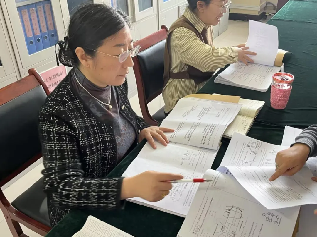 化工学院开展试卷专项检查工作——严把教学质量关 第3张 化工学院开展试卷专项检查工作——严把教学质量关 第3张