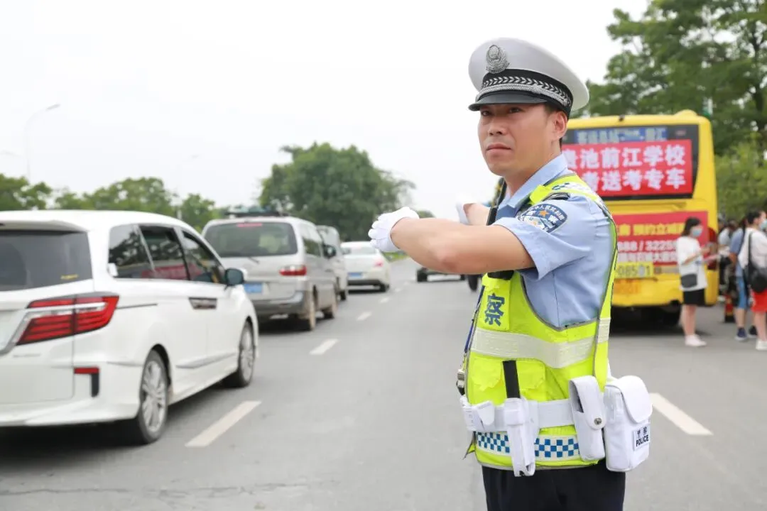中考进行时~安徽交警持续护航-第14张图片-四季读书网
