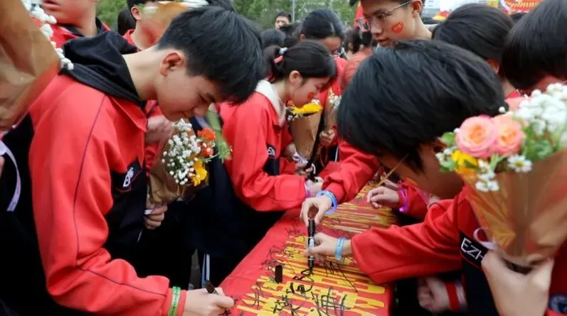 天峨:百日誓师展雄心 家校携手战中考-第5张图片-四季读书网
