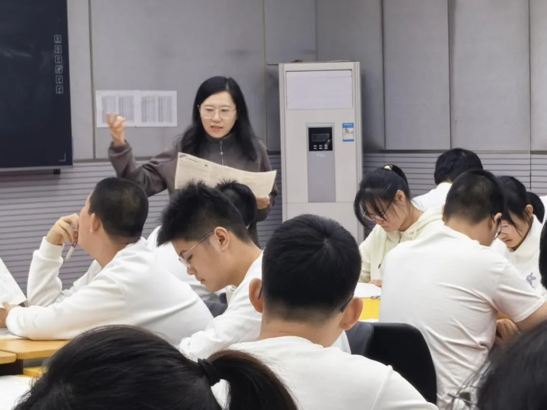 AI赋能英语试卷讲评课——从数据诊断到题型精讲,一堂高效课堂落地实录 第30张 AI赋能英语试卷讲评课——从数据诊断到题型精讲,一堂高效课堂落地实录 第30张