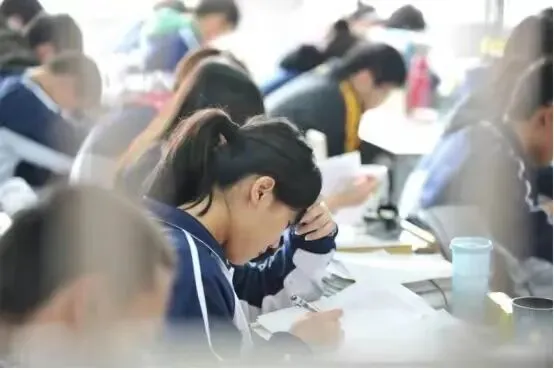 2003年四川19岁学生,偷走高考试卷,630万人被改写命运,他也被判7年 第2张 2003年四川19岁学生,偷走高考试卷,630万人被改写命运,他也被判7年 第2张