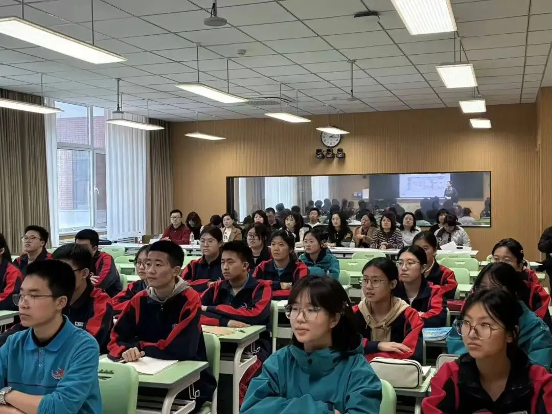 【31视角·教研】试卷讲评培新秀,AI赋能促提升——我校举办2025—2026学年度新教师及青年教师汇报课活动-第21张图片-四季读书网