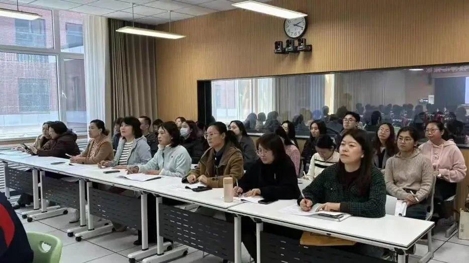 【31视角·教研】试卷讲评培新秀,AI赋能促提升——我校举办2025—2026学年度新教师及青年教师汇报课活动-第47张图片-四季读书网
