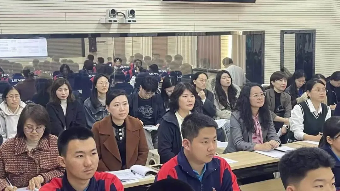 【31视角·教研】试卷讲评培新秀,AI赋能促提升——我校举办2025—2026学年度新教师及青年教师汇报课活动-第57张图片-四季读书网