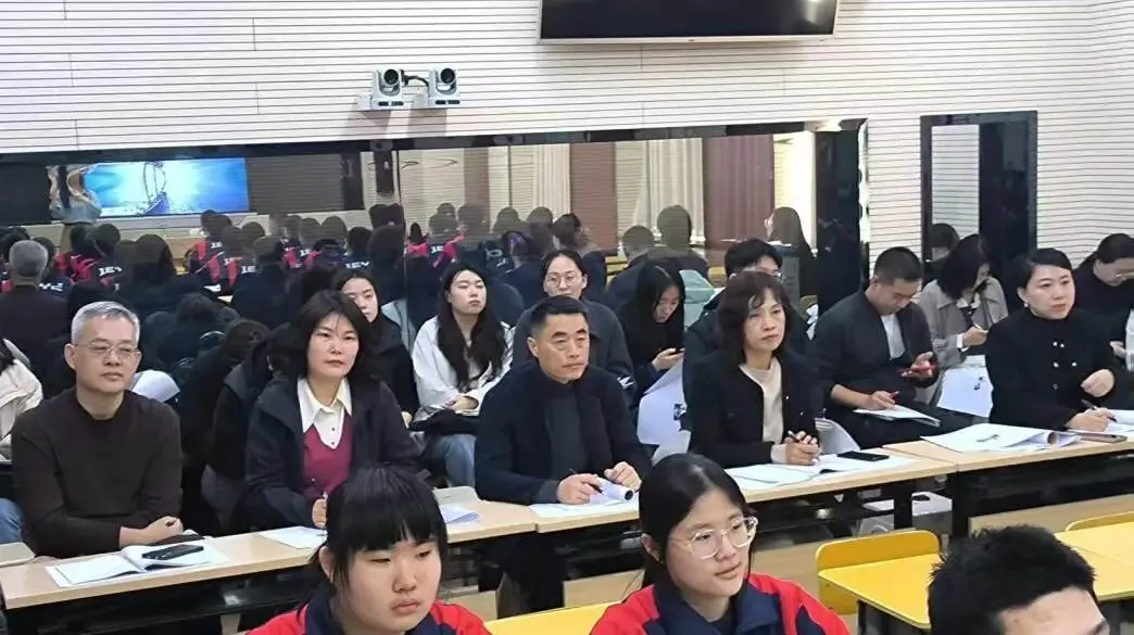 【31视角·教研】试卷讲评培新秀,AI赋能促提升——我校举办2025—2026学年度新教师及青年教师汇报课活动-第72张图片-四季读书网