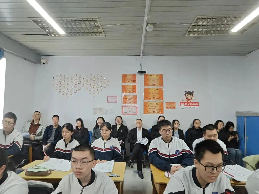 真题导向·AI赋能·实验破难——市物理教研员深入我校物理组指导教学工作 第6张