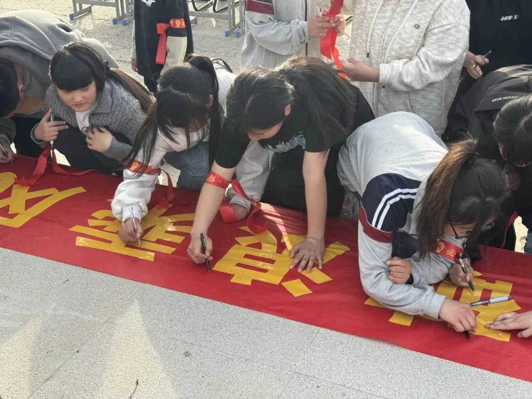 新安中学2026年中考誓师大会-第41张图片-四季读书网