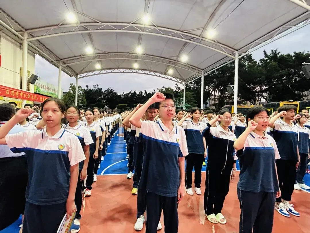 体育中考鸣战鼓,首战必胜创辉煌——2026年谢岗振华学校隆重召开体育动员大会 第16张 体育中考鸣战鼓,首战必胜创辉煌——2026年谢岗振华学校隆重召开体育动员大会 第16张