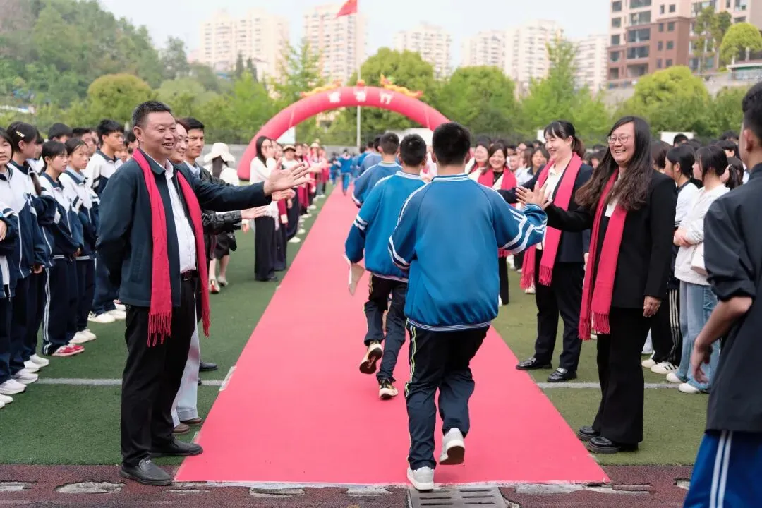 策马扬鞭战中考 金榜题名铸辉煌—— 六枝特区第九中学 教育集团2026 届冲刺誓师大会圆满举行-第16张图片-四季读书网