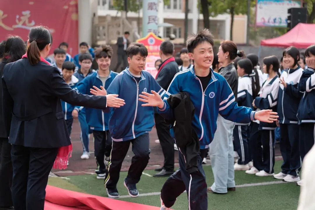 策马扬鞭战中考 金榜题名铸辉煌—— 六枝特区第九中学 教育集团2026 届冲刺誓师大会圆满举行-第18张图片-四季读书网