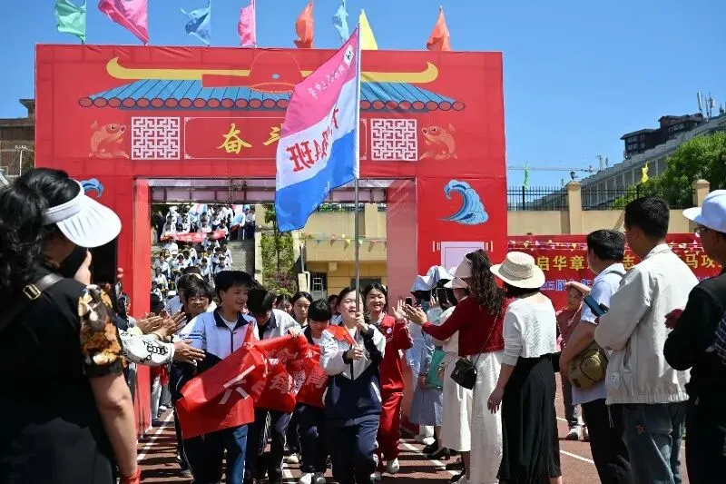 纳雍县第三中学2026届中考誓师大会圆满举行-第9张图片-四季读书网