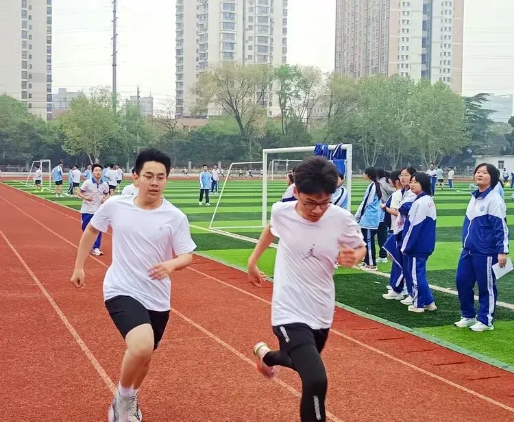 厉兵秣马,迎战体育中考 ——龙兴中学九年级第七次体育模拟测试圆满举行-第17张图片-四季读书网
