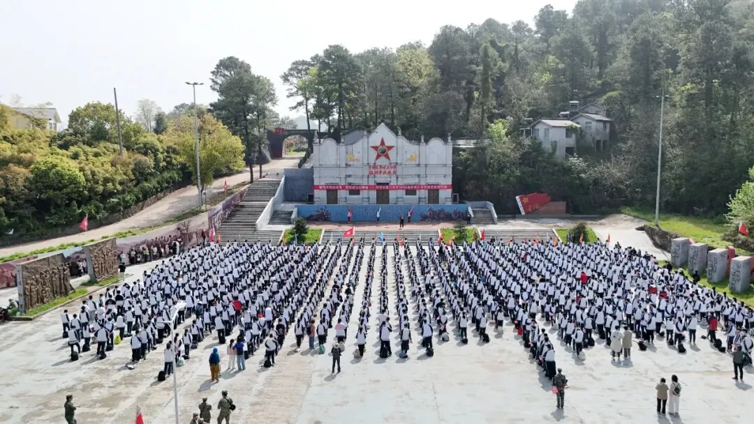 青春淬火砺锋芒 策马扬鞭战中考——大金山国防园单日迎来千余名学子开展誓师与主题研学活动-第2张图片-四季读书网 青春淬火砺锋芒 策马扬鞭战中考——大金山国防园单日迎来千余名学子开展誓师与主题研学活动-第2张图片-四季读书网
