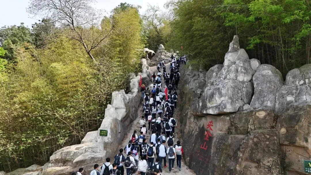 青春淬火砺锋芒 策马扬鞭战中考——大金山国防园单日迎来千余名学子开展誓师与主题研学活动-第4张图片-四季读书网 青春淬火砺锋芒 策马扬鞭战中考——大金山国防园单日迎来千余名学子开展誓师与主题研学活动-第4张图片-四季读书网