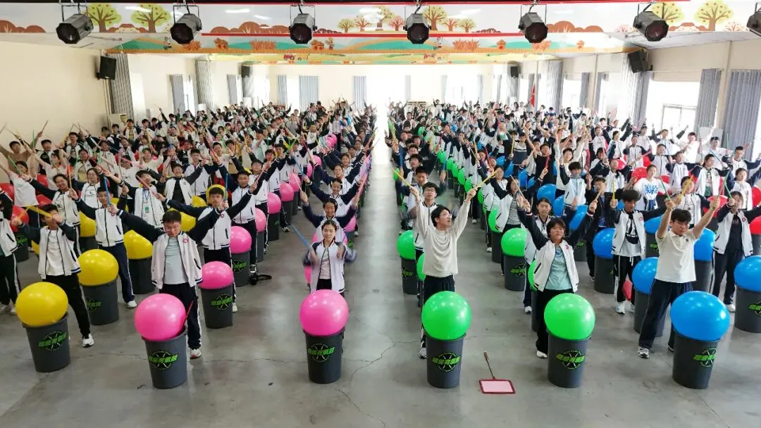 青春淬火砺锋芒 策马扬鞭战中考——大金山国防园单日迎来千余名学子开展誓师与主题研学活动-第5张图片-四季读书网 青春淬火砺锋芒 策马扬鞭战中考——大金山国防园单日迎来千余名学子开展誓师与主题研学活动-第5张图片-四季读书网