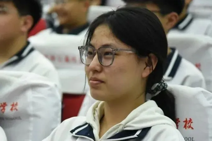 破茧逐光 中考加冕|菏外小初部 2026 届初三中考 60 天动员大会圆满落幕 第25张 破茧逐光 中考加冕|菏外小初部 2026 届初三中考 60 天动员大会圆满落幕 第25张