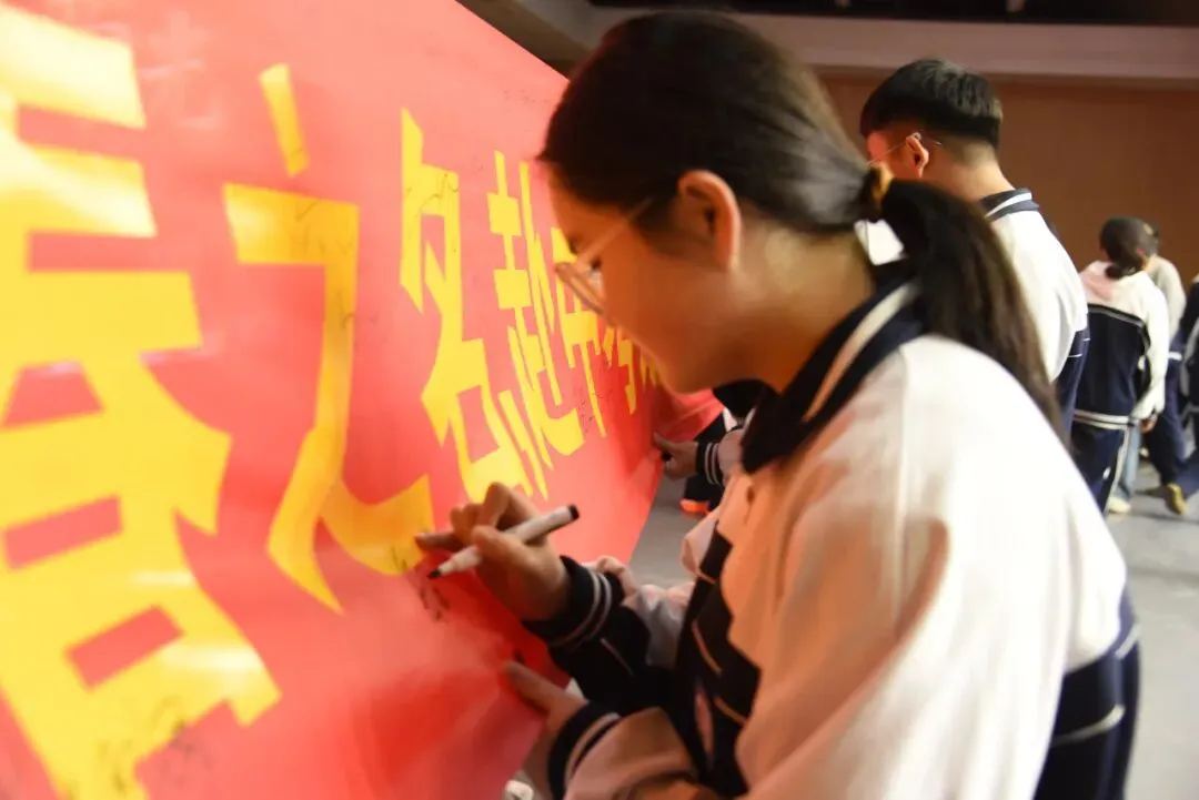 破茧逐光 中考加冕|菏外小初部 2026 届初三中考 60 天动员大会圆满落幕 第72张 破茧逐光 中考加冕|菏外小初部 2026 届初三中考 60 天动员大会圆满落幕 第72张