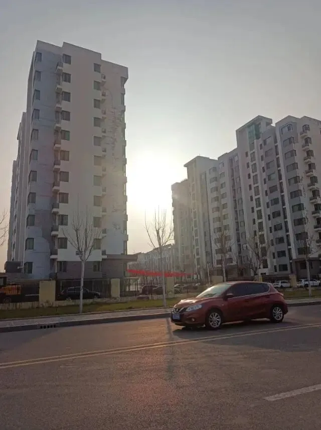 26真题:年轻人在二三线城市月薪收入过万,常常抱怨钱不够花,甚至月光.有人说他们是利己主义,只知道享乐.谈谈你对这个现象的看法. 第2张