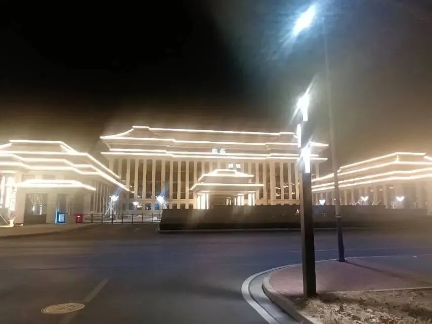 26真题:年轻人在二三线城市月薪收入过万,常常抱怨钱不够花,甚至月光.有人说他们是利己主义,只知道享乐.谈谈你对这个现象的看法. 第3张