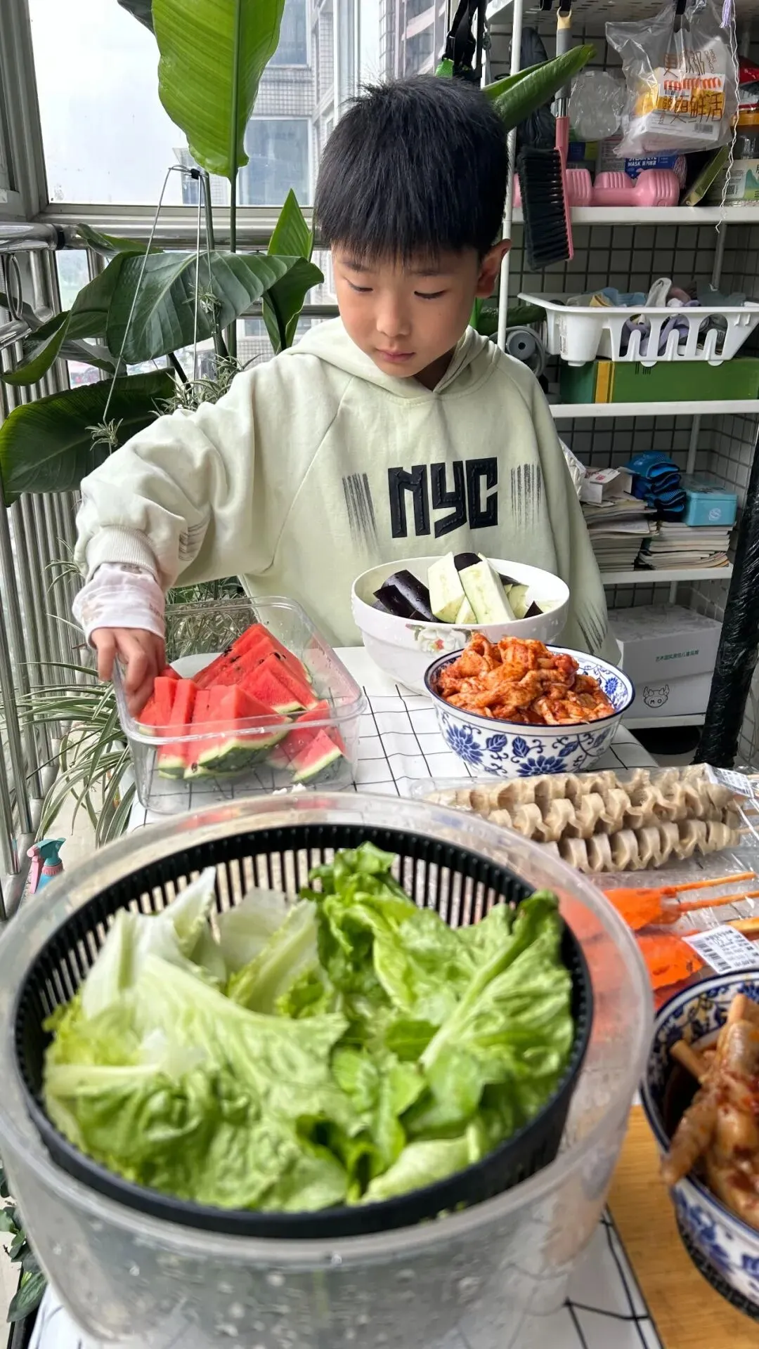 35岁后才懂:孩子的闪光不是满分试卷,而是他愿意和你分享一块烤肉的温度 第3张 35岁后才懂:孩子的闪光不是满分试卷,而是他愿意和你分享一块烤肉的温度 第3张
