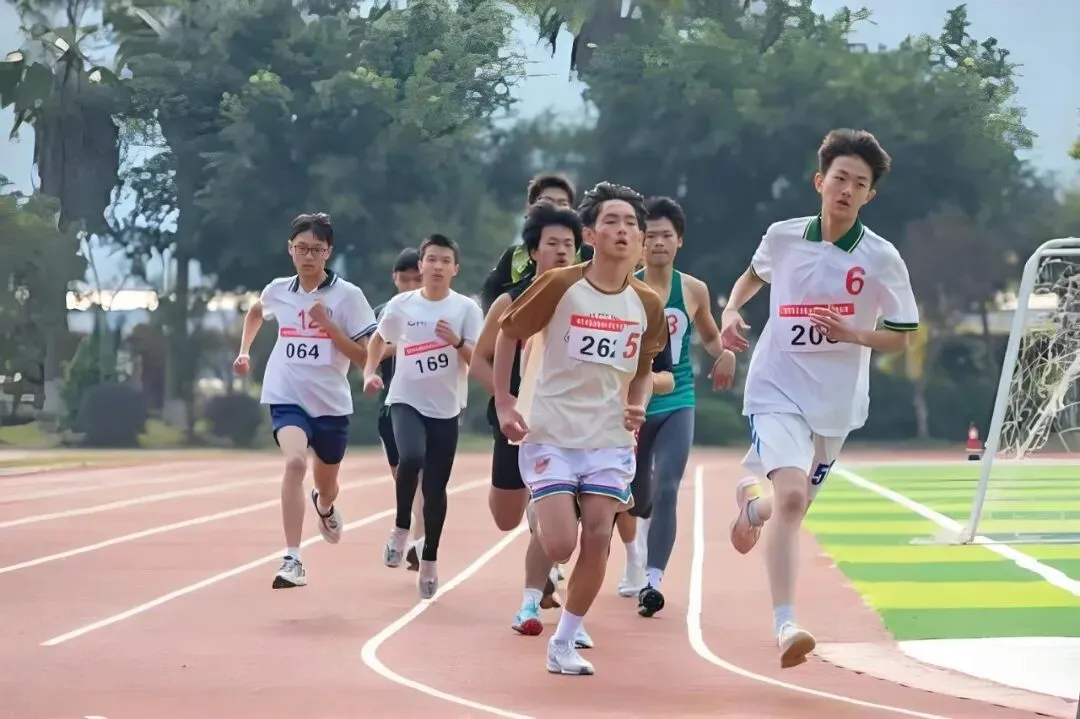 广州拼了!中考猛增1.5万个高中学位,2030 年达到 70% 普高率! 第2张