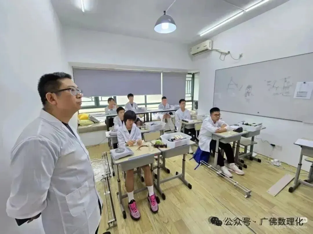 2026年广东省广州市中考物理一轮复习精练:光的反射、平面镜成像 第8张