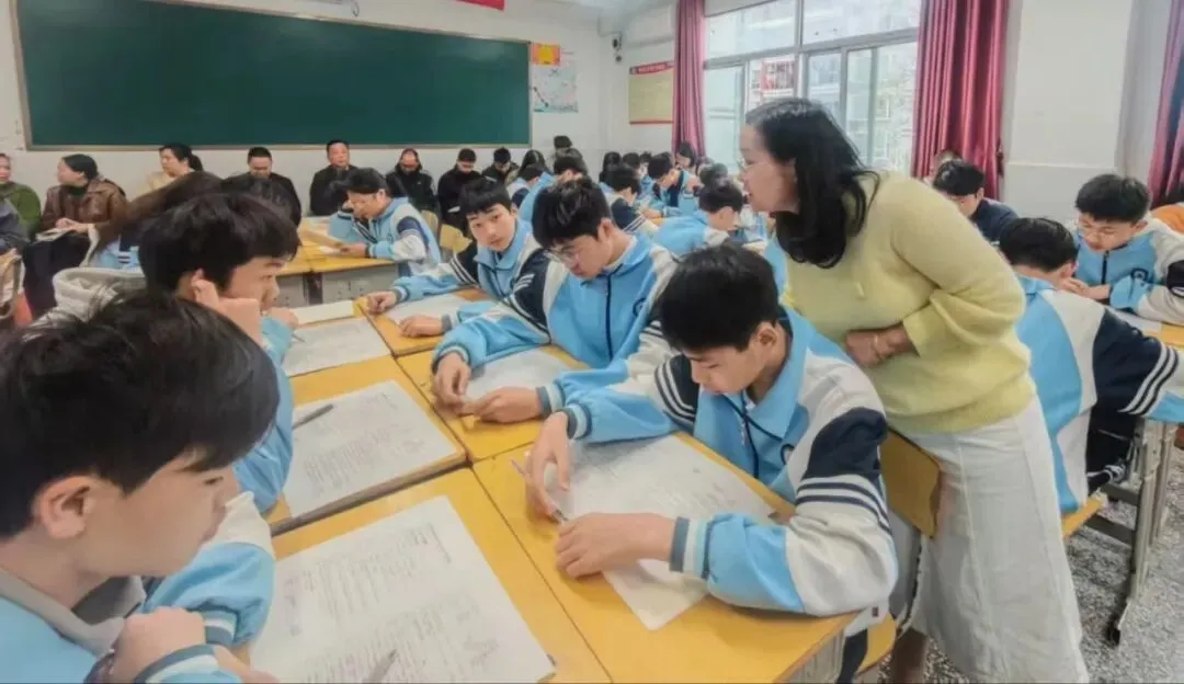 来凤县2026年初中历史中考备考研讨会在第二实验中学顺利举行 第14张 来凤县2026年初中历史中考备考研讨会在第二实验中学顺利举行 第14张