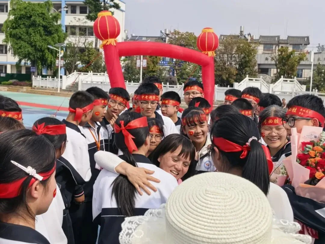 云南省保山市实验中学2026届九年级中考暖心誓师大会 第23张 云南省保山市实验中学2026届九年级中考暖心誓师大会 第23张