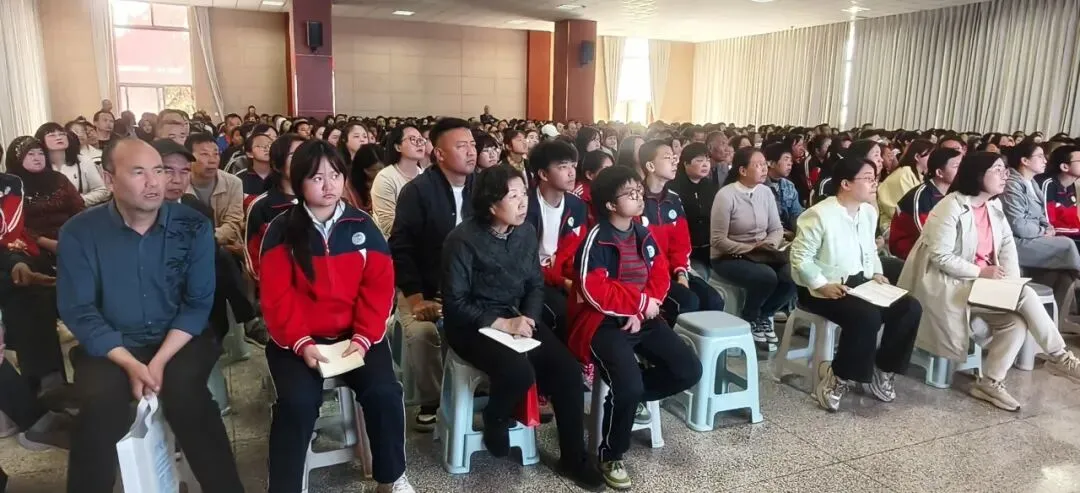家校协同明政策 携手共育赢中考——我校举办2026年高中招生政策解读暨志愿填报指导会 第7张 家校协同明政策 携手共育赢中考——我校举办2026年高中招生政策解读暨志愿填报指导会 第7张