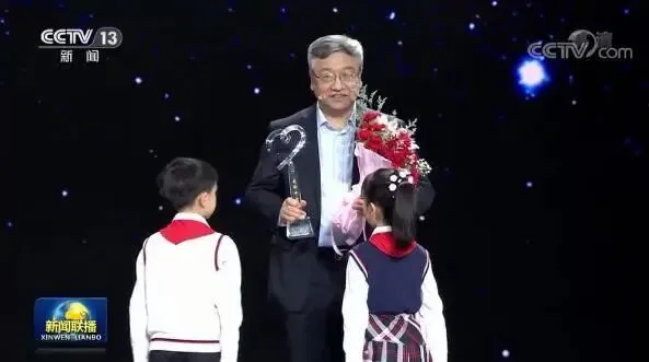 2026年中考素材综合 | 最全版近6年感动中国人物素材汇编【2018-2025年感动中国人物素材+技法】 第16张 2026年中考素材综合 | 最全版近6年感动中国人物素材汇编【2018-2025年感动中国人物素材+技法】 第16张
