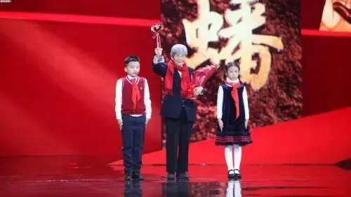 2026年中考素材综合 | 最全版近6年感动中国人物素材汇编【2018-2025年感动中国人物素材+技法】 第28张 2026年中考素材综合 | 最全版近6年感动中国人物素材汇编【2018-2025年感动中国人物素材+技法】 第28张