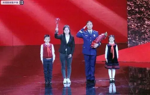 2026年中考素材综合 | 最全版近6年感动中国人物素材汇编【2018-2025年感动中国人物素材+技法】 第32张 2026年中考素材综合 | 最全版近6年感动中国人物素材汇编【2018-2025年感动中国人物素材+技法】 第32张