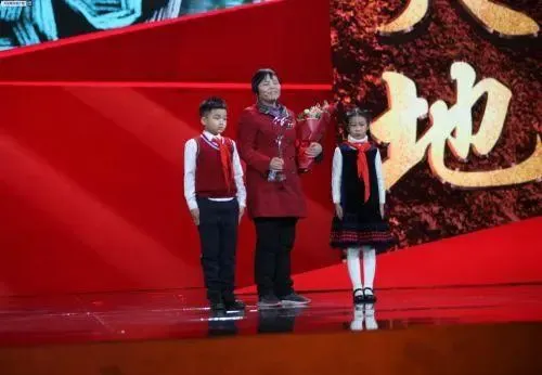 2026年中考素材综合 | 最全版近6年感动中国人物素材汇编【2018-2025年感动中国人物素材+技法】 第40张 2026年中考素材综合 | 最全版近6年感动中国人物素材汇编【2018-2025年感动中国人物素材+技法】 第40张