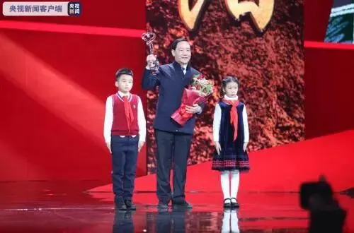 2026年中考素材综合 | 最全版近6年感动中国人物素材汇编【2018-2025年感动中国人物素材+技法】 第48张 2026年中考素材综合 | 最全版近6年感动中国人物素材汇编【2018-2025年感动中国人物素材+技法】 第48张