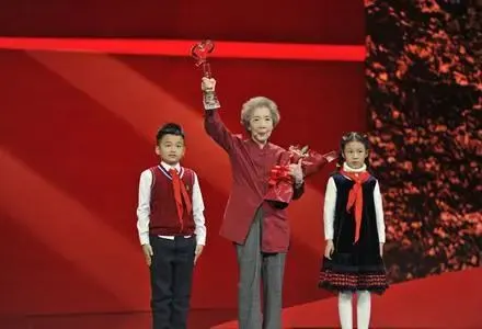 2026年中考素材综合 | 最全版近6年感动中国人物素材汇编【2018-2025年感动中国人物素材+技法】 第52张 2026年中考素材综合 | 最全版近6年感动中国人物素材汇编【2018-2025年感动中国人物素材+技法】 第52张