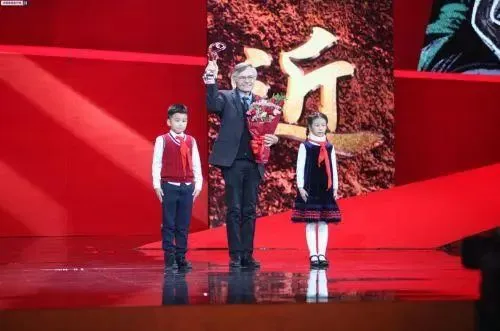 2026年中考素材综合 | 最全版近6年感动中国人物素材汇编【2018-2025年感动中国人物素材+技法】 第60张 2026年中考素材综合 | 最全版近6年感动中国人物素材汇编【2018-2025年感动中国人物素材+技法】 第60张