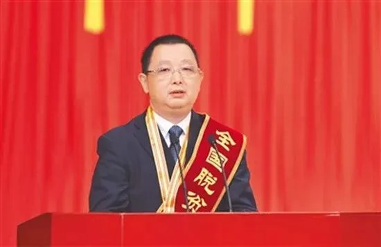 2026年中考素材综合 | 最全版近6年感动中国人物素材汇编【2018-2025年感动中国人物素材+技法】 第80张 2026年中考素材综合 | 最全版近6年感动中国人物素材汇编【2018-2025年感动中国人物素材+技法】 第80张