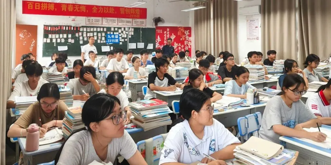 严勤细实抓落实,齐心协力战中考——县教育局朱春达副局长一行到沙河中学调研九年级备考工作 第2张 严勤细实抓落实,齐心协力战中考——县教育局朱春达副局长一行到沙河中学调研九年级备考工作 第2张