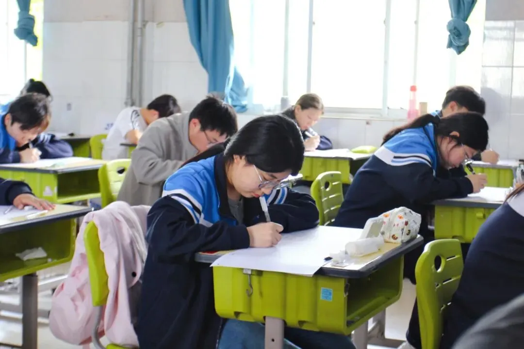 以练为战,决胜春考|济南万智学校第三次模拟考试火热开考! 第12张 以练为战,决胜春考|济南万智学校第三次模拟考试火热开考! 第12张