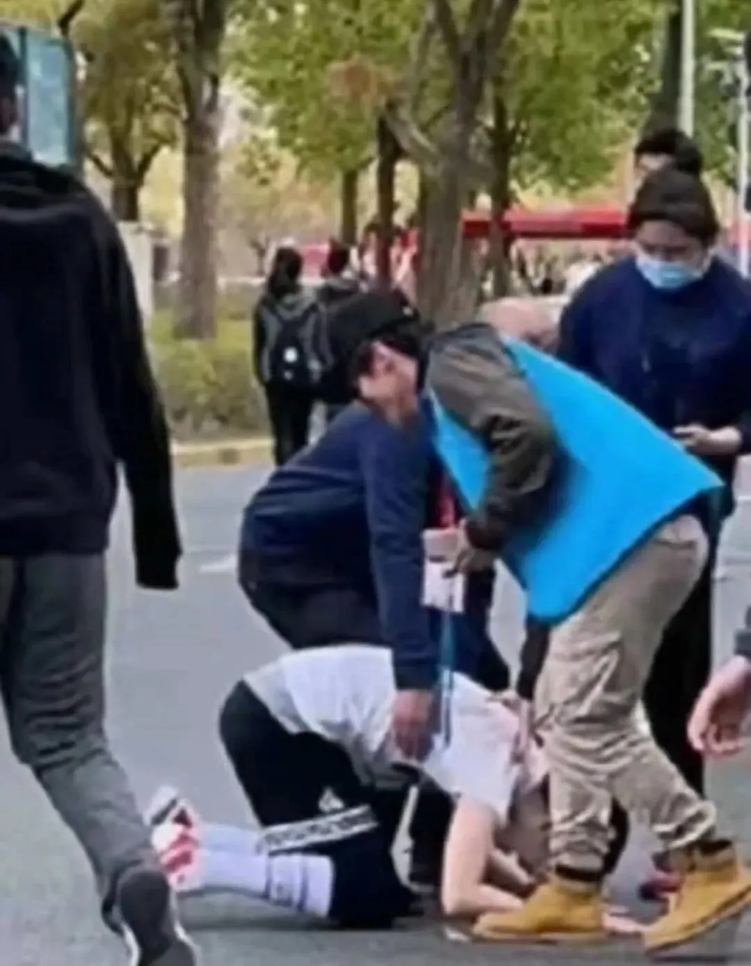 中考765分学霸操场上倒地离世!父母查看监控后崩溃:别拿孩子的命开玩笑! 第14张 中考765分学霸操场上倒地离世!父母查看监控后崩溃:别拿孩子的命开玩笑! 第14张