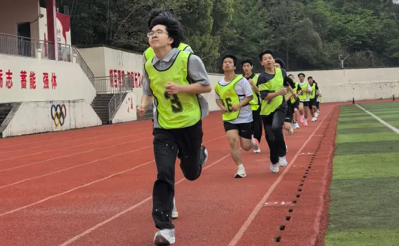 赣西外国语学校初中学子顺利完成体育中考 第5张