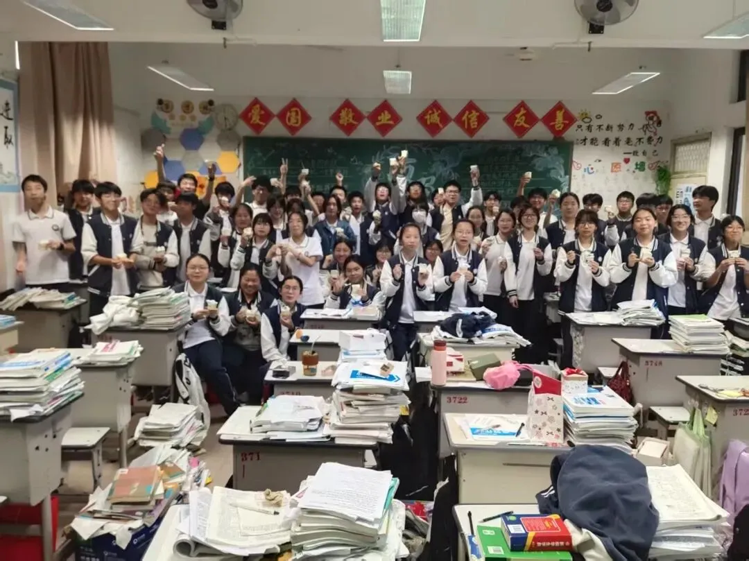 坎门一中|十六而立,逐梦中考 ——记307班16岁集体生日暨中考励志班会活动 第18张 坎门一中|十六而立,逐梦中考 ——记307班16岁集体生日暨中考励志班会活动 第18张