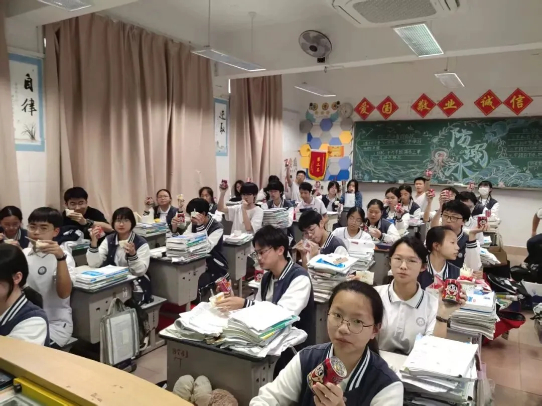 坎门一中|十六而立,逐梦中考 ——记307班16岁集体生日暨中考励志班会活动 第48张 坎门一中|十六而立,逐梦中考 ——记307班16岁集体生日暨中考励志班会活动 第48张