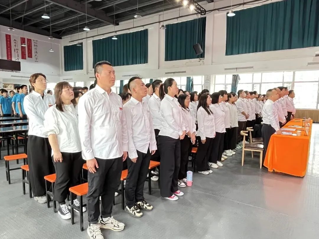 以成人礼之名,赴中考之约——丰华双语学校隆重举行“双赢”文化成人礼暨全市考前调研监测表彰大会 第12张
