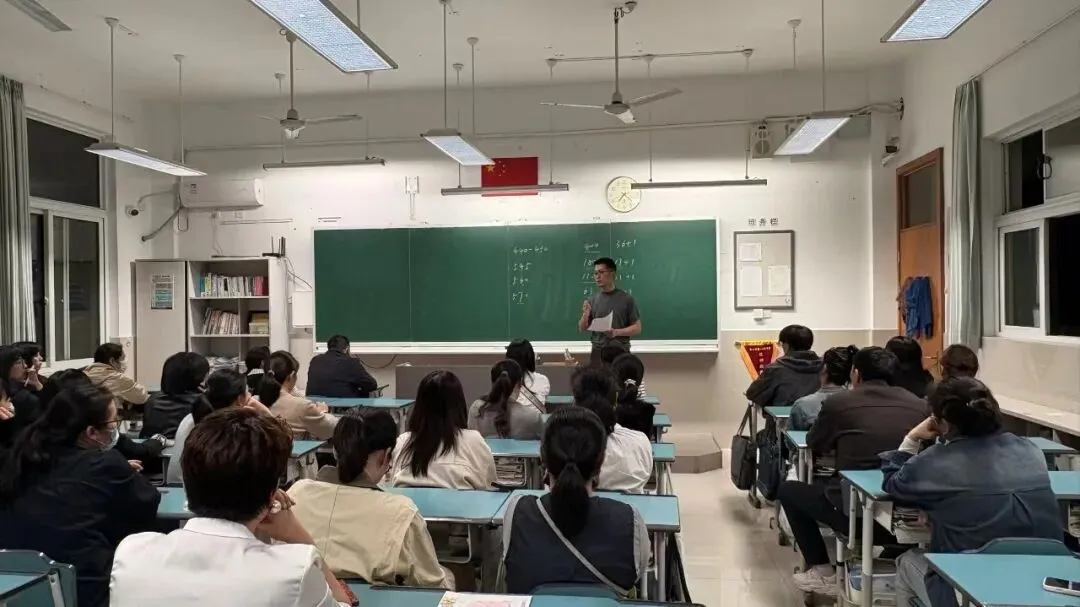 家校同心助前行 温情护航迎中考 ——舟山一初召开九年级期中家长会-第15张图片-四季读书网 家校同心助前行 温情护航迎中考 ——舟山一初召开九年级期中家长会-第15张图片-四季读书网