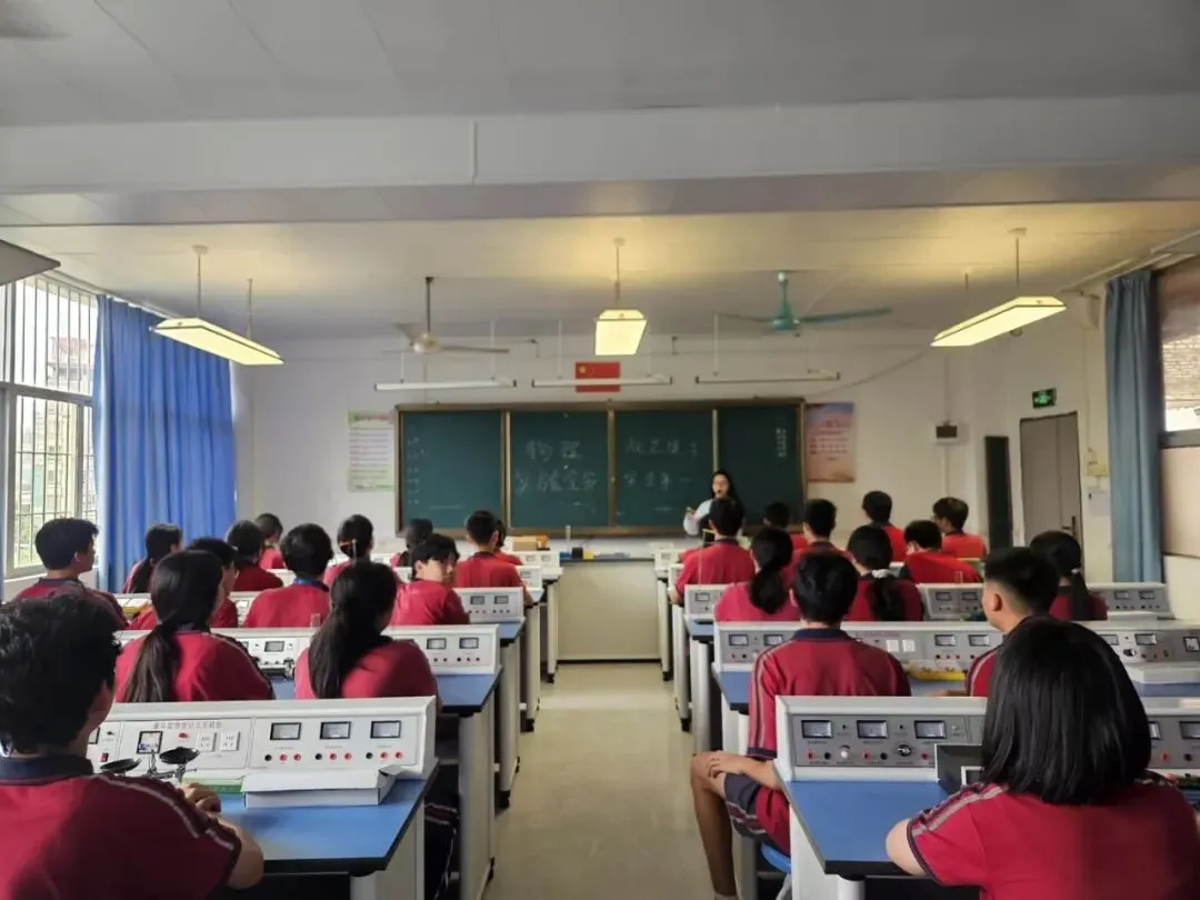 筑牢安全防线 护航中考实验——德恩学校初三理化生实验操作安全演练纪实 第4张 筑牢安全防线 护航中考实验——德恩学校初三理化生实验操作安全演练纪实 第4张