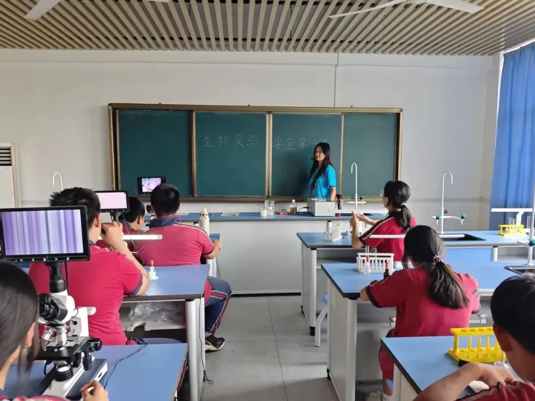 筑牢安全防线 护航中考实验——德恩学校初三理化生实验操作安全演练纪实 第5张 筑牢安全防线 护航中考实验——德恩学校初三理化生实验操作安全演练纪实 第5张